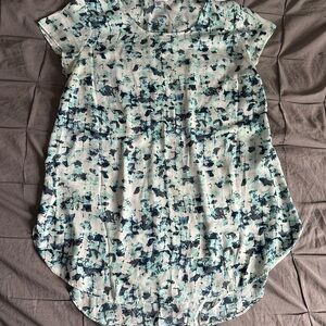 Liz Lange Maternity Blue and White Patterned Blouse